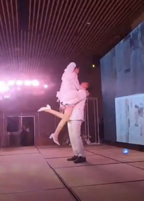 Khoảnh khắc Tô Ny nhấc bổng cô dâu gây chú ý. Ảnh: Vietnamnet