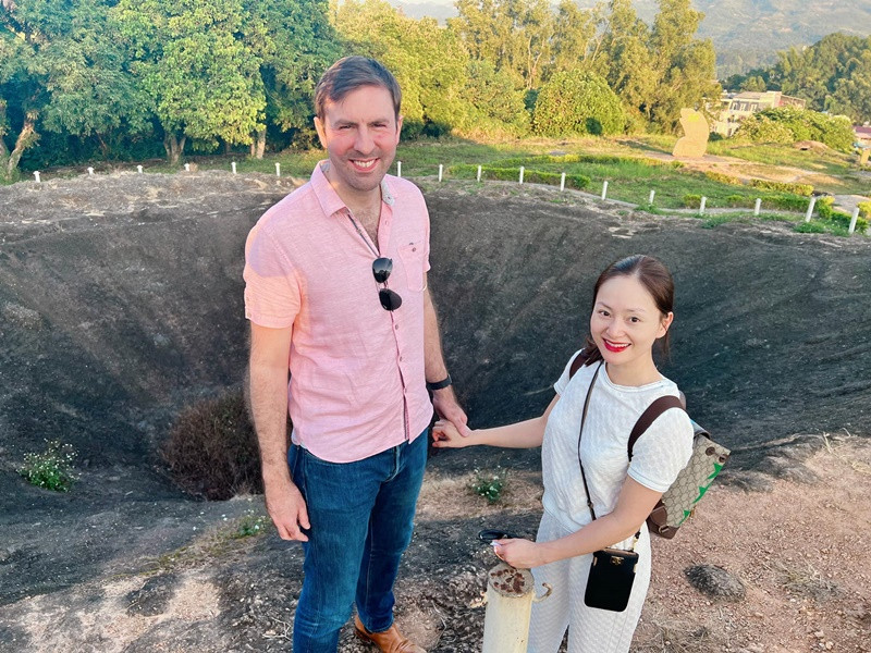 Theo Lan Phương, David không phải là đại gia. Trong mắt nữ diễn viên, ông xã là người tình cảm, ấm áp, tâm lý, luôn thấu hiểu công việc của vợ.