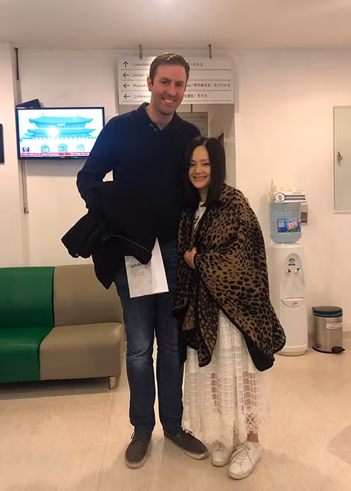 David Duffy là người gốc Anh, sinh ra tại Australia. Anh gặp Lan Phương khi cô ra Hà Nội đóng phim.