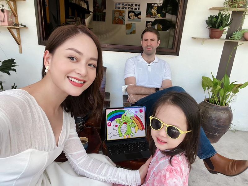 Ngoài giờ đi làm, David thường giúp Lan Phương chăm con, nấu nướng, làm việc nhà.