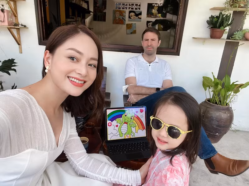 Ngoài giờ đi làm, David thường giúp Lan Phương chăm con, nấu nướng, làm việc nhà.