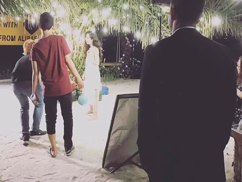 Yêu thương vợ hết lòng, doanh nhân Vikas không ngại đóng MV ca nhạc của vợ. Ông xã Võ Hạ Trâm cũng chẳng than vãn, trách vợ sao quay lâu quá mà âm thầm nhìn vợ làm việc trên trường quay.