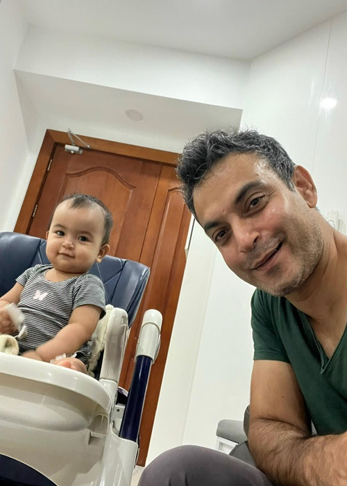 Ông xã Võ Hạ Trâm là ông bố “nghiện con”. Trước khi đi làm, doanh nhân Vikas không quên vào phòng chơi với con ít phút.