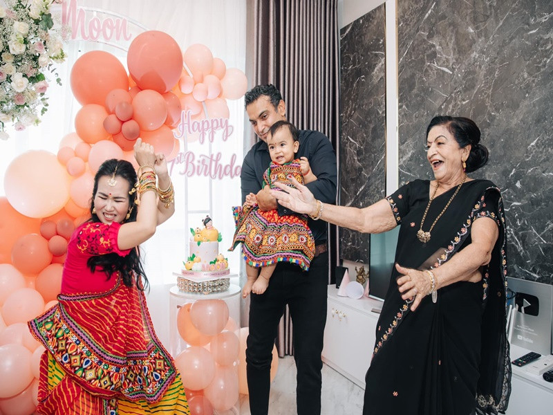 Phía gia đình chồng người Ấn Độ cũng hết mực yêu thương Võ Hạ Trâm.