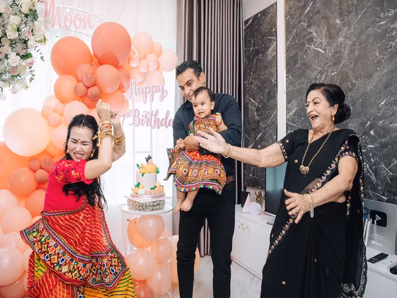 Phía gia đình chồng người Ấn Độ cũng hết mực yêu thương Võ Hạ Trâm.