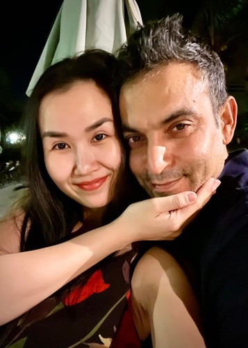 Võ Hạ Trâm từng dành lời mật ngọt cho chồng: “Điều đáng mừng là sau 3 năm về chung nhà thì em vẫn còn được nũng nịu, được yếu đuối như bản chất của 1 người phụ nữ chứ không phải gồng mình để mạnh mẽ, để bản lĩnh như em ngoài xã hội. Anh vẫn giữ đúng lời hứa, vẫn chân thành, bao dung, bảo vệ và yêu thương em như những gì anh đã nói trước khi mình đến với nhau”.