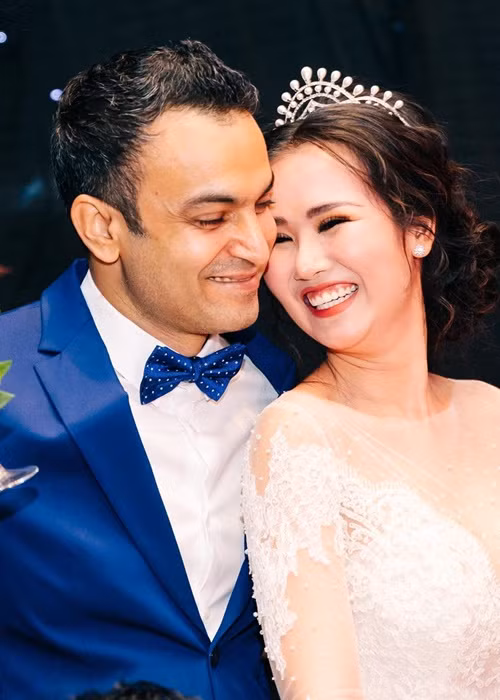  Võ Hạ Trâm là một trong những sao Việt lấy chồng ngoại quốc. Nữ ca sĩ hẹn hò rồi kết hôn với doanh nhân người Ấn Độ hơn cô 12 tuổi tên Vikas Chaudhary vào năm 2019.