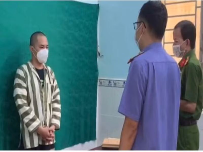 Theo kết luận điều tra, tại Cơ quan điều tra Công an quận 8, Hữu Tín khai nghiện ma túy gần 3 năm nay, trung bình 2 tháng sử dụng ma túy tổng hợp dạng thuốc lắc một lần. Ảnh: Dân Trí