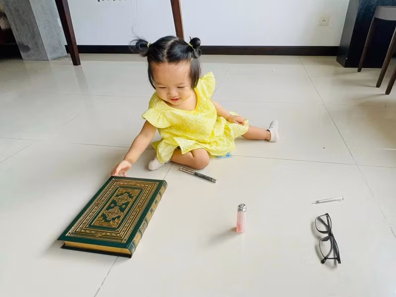 Bé Kỳ Yên lựa chọn món đồ yêu thích là sách trong tiệc sinh nhật.