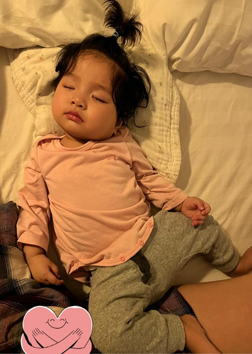 Khoảnh khắc con gái nữ diễn viên "Cổng mặt trời" ngủ say sưa.