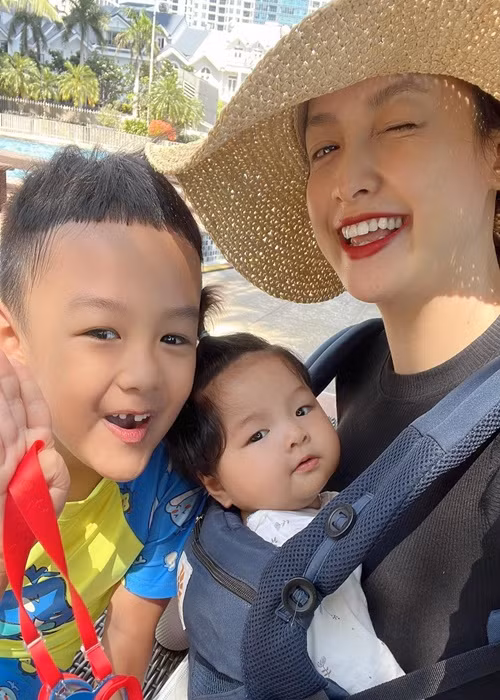 Trong cuộc phỏng vấn với Dân Trí cuối tháng 12/2021, Lê Bê La xác nhận cuộc hôn nhân đầu tiên tan vỡ từ 5 năm trước cũng như việc cô tái hôn diễn ra năm 2019. Bên cạnh đó, Lê Bê La công khai con gái với chồng mới.