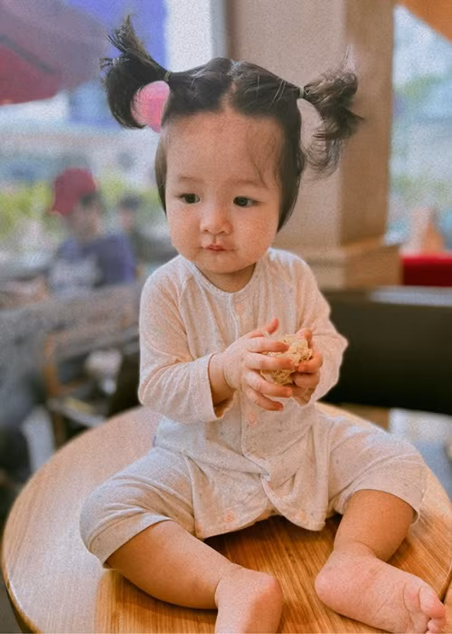 Bé Kỳ Yên "đốn tim" nhiều cư dân mạng bởi vẻ ngoài vô cùng đáng yêu.