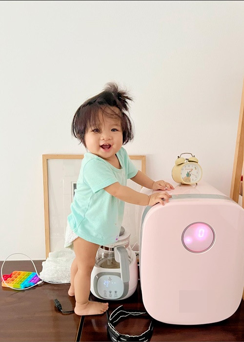 Bé Kỳ Yên rất hay cười.