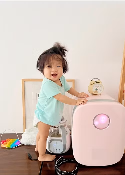 Bé Kỳ Yên rất hay cười.