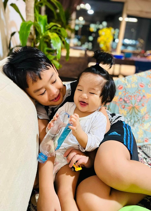 Lê Bê La chia sẻ, bé Kỳ Yên rất quấn quýt anh trai.