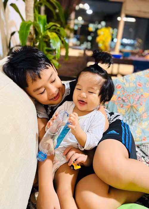 Lê Bê La chia sẻ, bé Kỳ Yên rất quấn quýt anh trai.