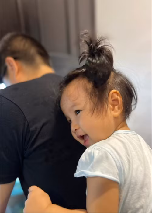 Bé Kỳ Yên rất quấn bố.