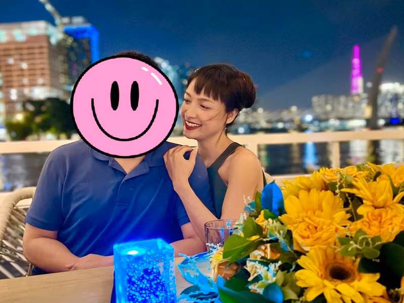 Nữ diễn viên phim "Cổng mặt trời" không ít lần khoe được chồng chiều chuộng. Cách đây không lâu, khi thấy Lê Bê La bực bội vì bị mất trang cá nhân, chồng cô đã dành thời gian đưa vợ đi làm đẹp.