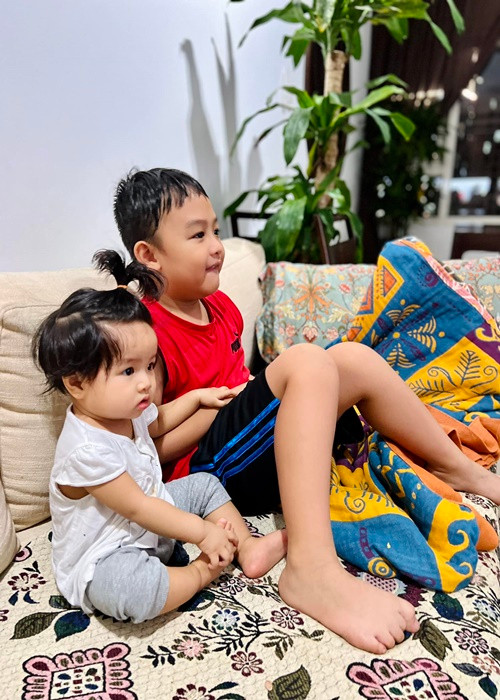 Hai nhóc tì nhà Lê Bê La ngồi xem tivi trong lúc nữ diễn viên nấu cơm.