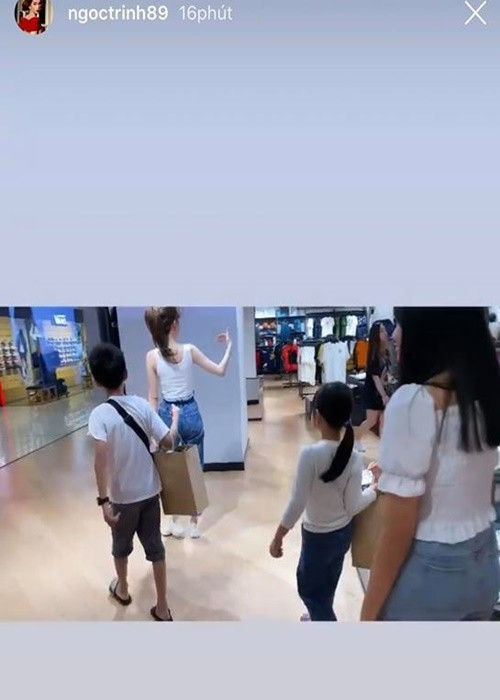 Nữ người mẫu từng hé lộ đưa các cháu đi mua giày hiệu.