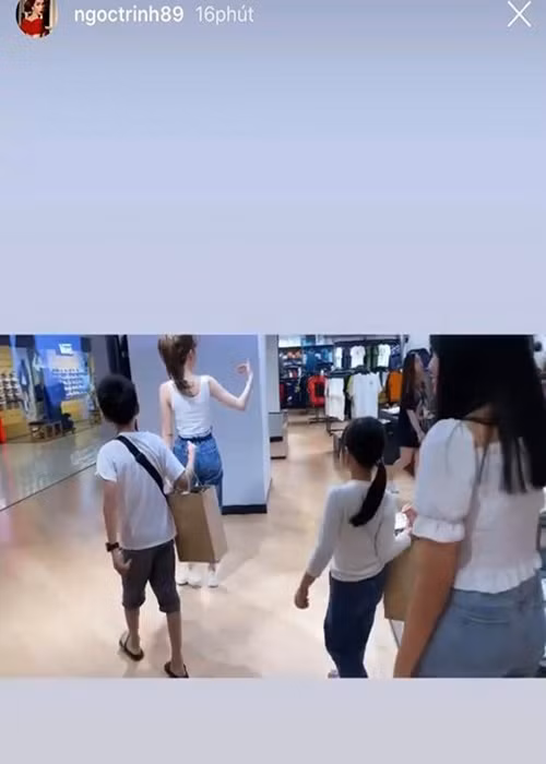 Nữ người mẫu từng hé lộ đưa các cháu đi mua giày hiệu.