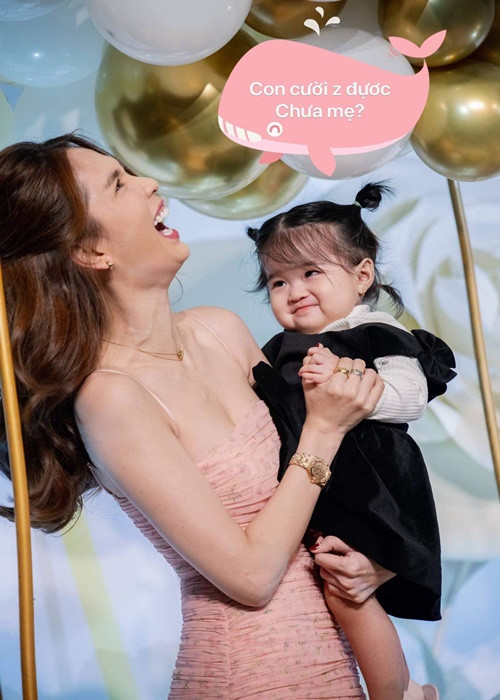 "Nữ hoàng nội y" quyết định nhận bé Sarah làm con nuôi trong ngày sinh nhật 1 tuổi của cô nhóc.