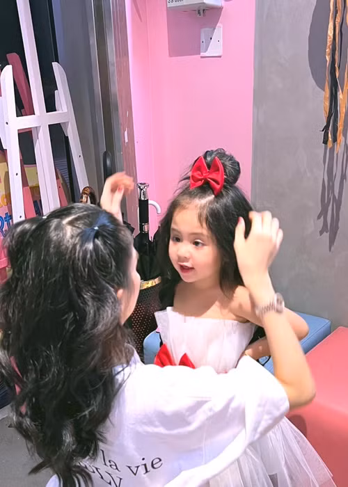 Bé He được xem là bản sao nhí của Ngọc Trinh.