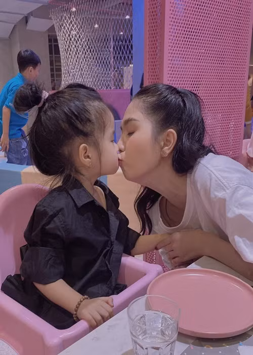 Các cháu, con nuôi rất quấn quýt Ngọc Trinh.