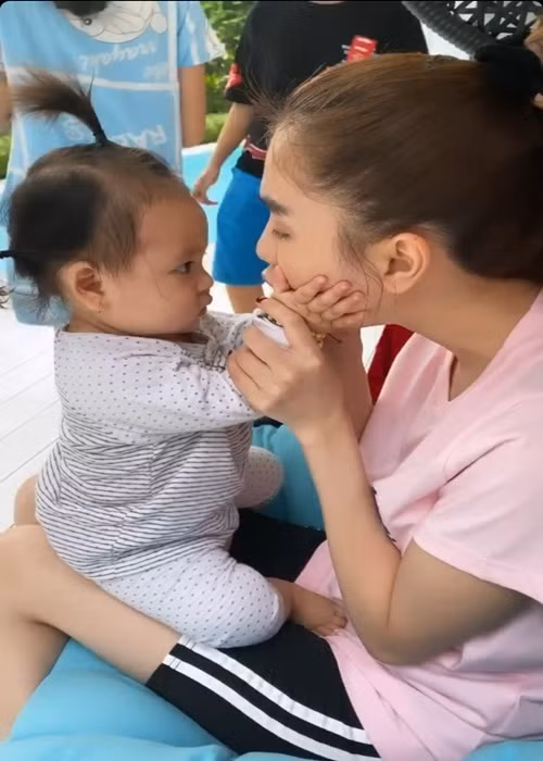 Về phía Ngọc Trinh, cô ban đầu đính chính sinh con vào năm 2020 nhưng sau đó lại lấp lửng “cũng chưa biết được”.