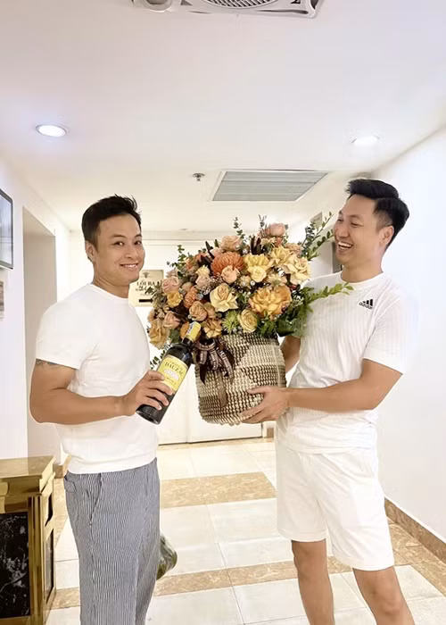 Ngoài hình ảnh đi du lịch, Hồng Đăng còn chia sẻ loạt ảnh vui vẻ bên bạn bè sau khi về Việt Nam.