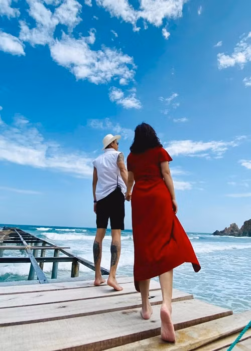 Đầu tháng 11, Hồng Đăng nhắc đến vợ. Anh đăng tải hình ảnh nắm tay người bạn đời đồng thời viết lời ngọt ngào: "Tròn 14 năm nắm tay bạn ấy cùng đi qua những ngày giông bão…Cảm ơn em".