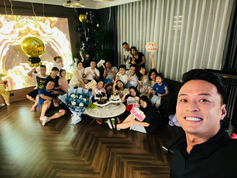Nam diễn viên khoe ảnh đón sinh nhật bên gia đình và bạn bè vào đầu tháng 10 vừa qua.