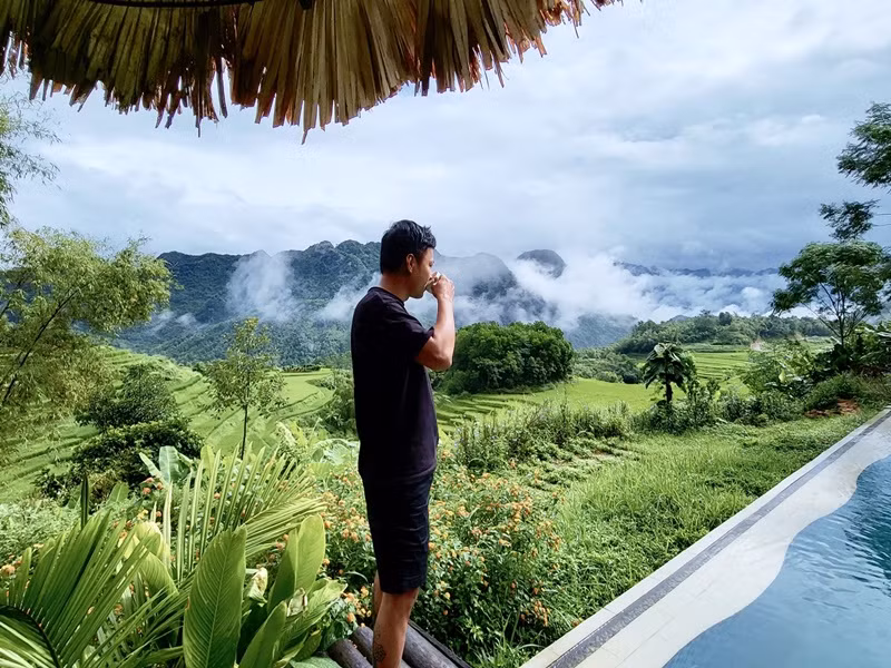 Sau đó, Hồng Đăng đăng tải một số hình ảnh đi du lịch.