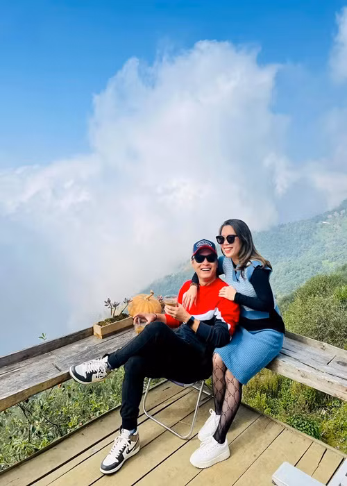 Vợ chồng Hồng Đăng tươi rói bên nhau.