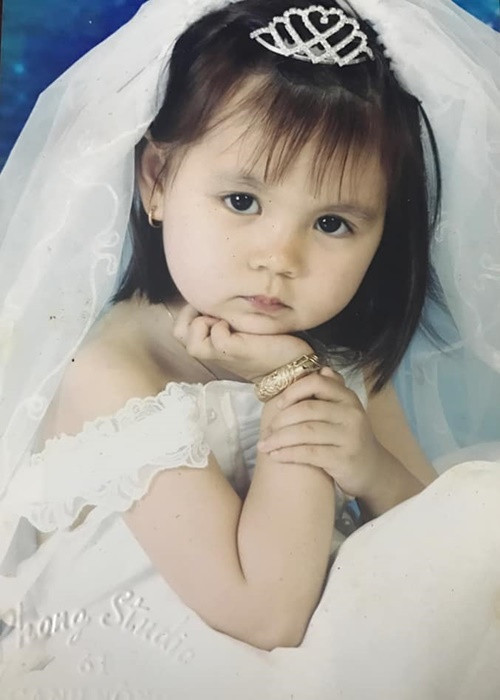 Tân hoa hậu xinh như nàng công chúa khi diện váy trắng, đội vương miện ngày ấu thơ.