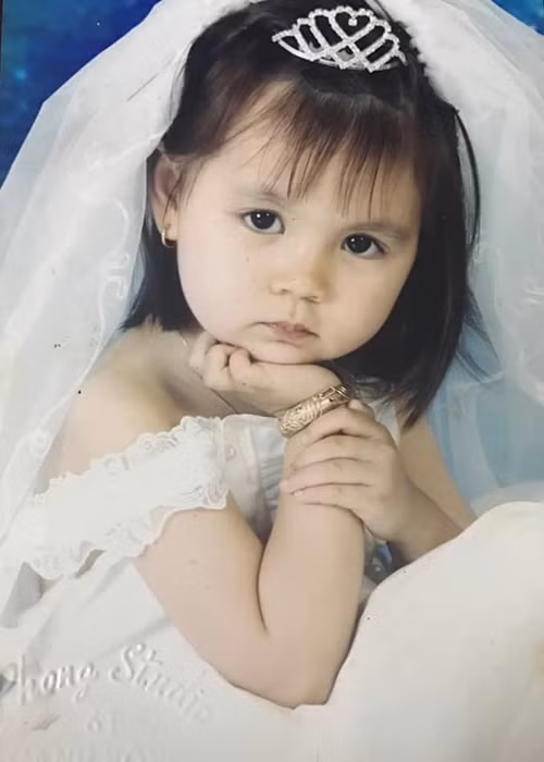 Tân hoa hậu xinh như nàng công chúa khi diện váy trắng, đội vương miện ngày ấu thơ.