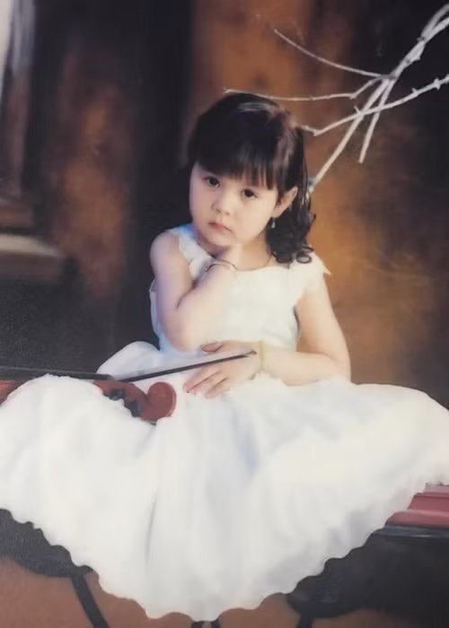 Lương Kỳ Duyên từng đoạt danh hiệu Đại sứ Đại dương xanh 2019, Nữ sinh tình nguyện vì cộng đồng của cuộc thi Hoa khôi Sinh viên Việt Nam năm 2020.