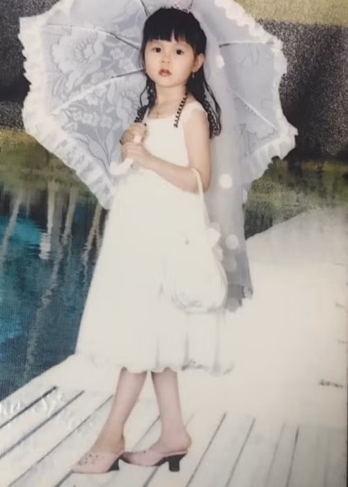 Cô vừa tốt nghiệp Học viện Báo chí và Tuyên truyền.