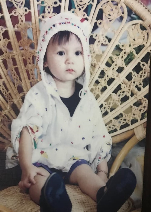 Ngày còn nhỏ, Lương Kỳ Duyên sở hữu gương mặt dễ thương với đôi mắt to tròn, môi chúm chím.