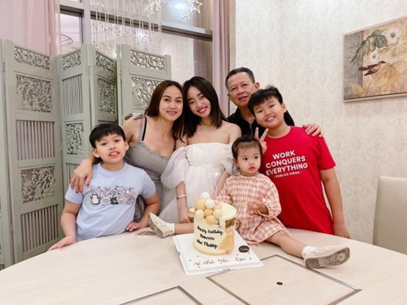 Như Phúc tái hôn với người chồng hơn cô 19 tuổi. Ở cuộc hôn nhân thứ hai, cô có 3 người con: 2 trai, 1 gái. Ảnh: FBNV