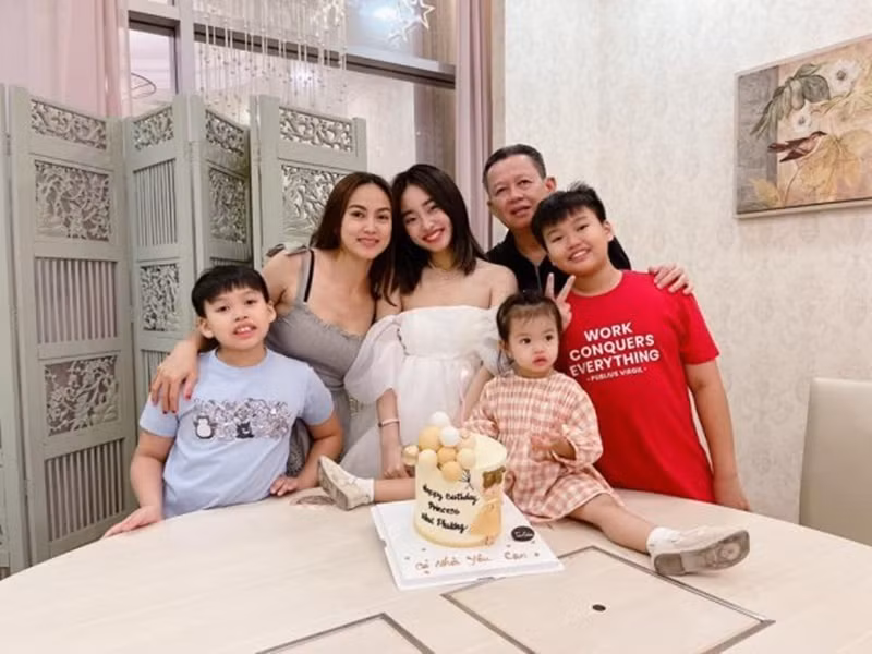 Như Phúc tái hôn với người chồng hơn cô 19 tuổi. Ở cuộc hôn nhân thứ hai, cô có 3 người con: 2 trai, 1 gái. Ảnh: FBNV