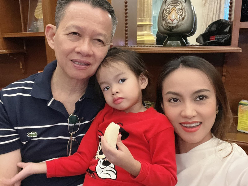 Ông xã hiện tại của Như Phúc thậm chí còn khuyên nữ diễn viên nên nói chuyện nhiều hơn với chồng cũ để thống nhất cách dạy con sao cho phù hợp. Ảnh: FBNV