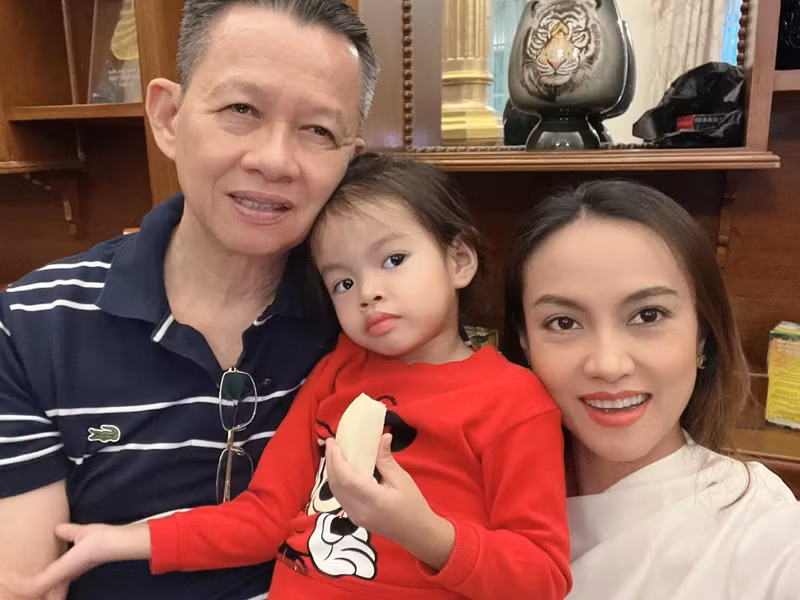 Ông xã hiện tại của Như Phúc thậm chí còn khuyên nữ diễn viên nên nói chuyện nhiều hơn với chồng cũ để thống nhất cách dạy con sao cho phù hợp. Ảnh: FBNV