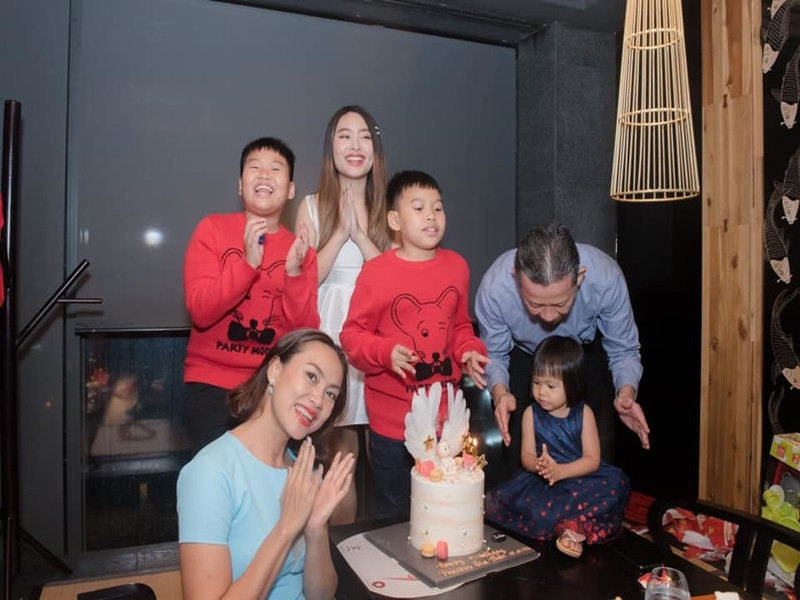 “Khi con gái riêng của tôi có ý định đi du học, anh ấy cũng chủ động liên hệ với chồng cũ để trao đổi xem chọn trường nào, ngành học nào, hay ăn ở, sinh hoạt ra sao... Tôi nghĩ mình may mắn vì lấy được một người đàn ông hiểu chuyện và tinh tế như anh”, nữ diễn viên phim “Hướng nghiệp” chia sẻ trong cuộc phỏng vấn với Vietnamnet. Ảnh: FBNV