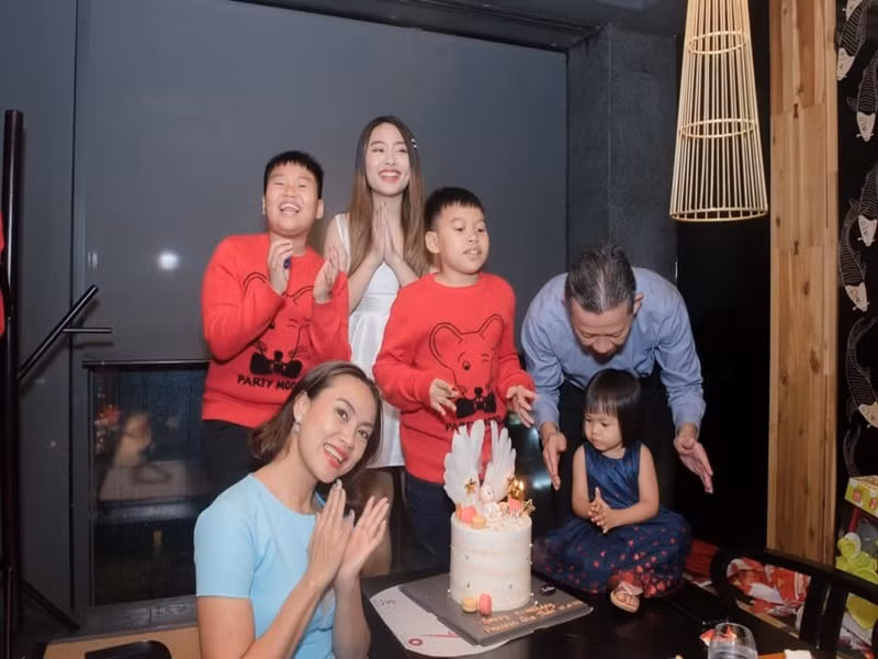 “Khi con gái riêng của tôi có ý định đi du học, anh ấy cũng chủ động liên hệ với chồng cũ để trao đổi xem chọn trường nào, ngành học nào, hay ăn ở, sinh hoạt ra sao... Tôi nghĩ mình may mắn vì lấy được một người đàn ông hiểu chuyện và tinh tế như anh”, nữ diễn viên phim “Hướng nghiệp” chia sẻ trong cuộc phỏng vấn với Vietnamnet. Ảnh: FBNV