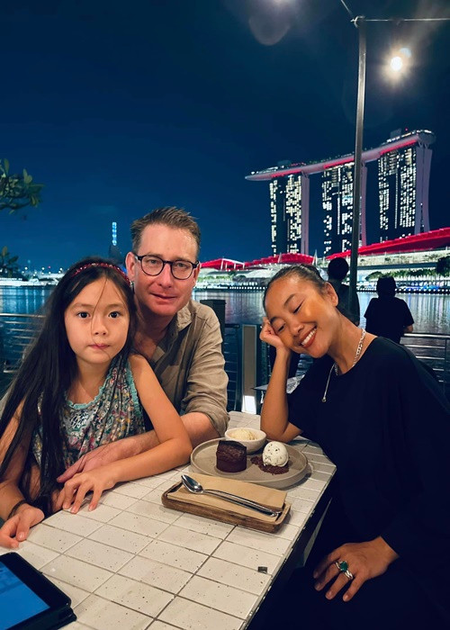 Ở xứ người, Đoan Trang vào bếp học nấu những món ăn mới, dành thời gian dạy con học thanh nhạc, tập thể dục. Gần đây, Đoan Trang thi thoảng về nước tham gia hoạt động nghệ thuật. Ảnh: FBNV