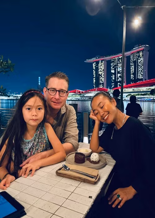 Ở xứ người, Đoan Trang vào bếp học nấu những món ăn mới, dành thời gian dạy con học thanh nhạc, tập thể dục. Gần đây, Đoan Trang thi thoảng về nước tham gia hoạt động nghệ thuật. Ảnh: FBNV