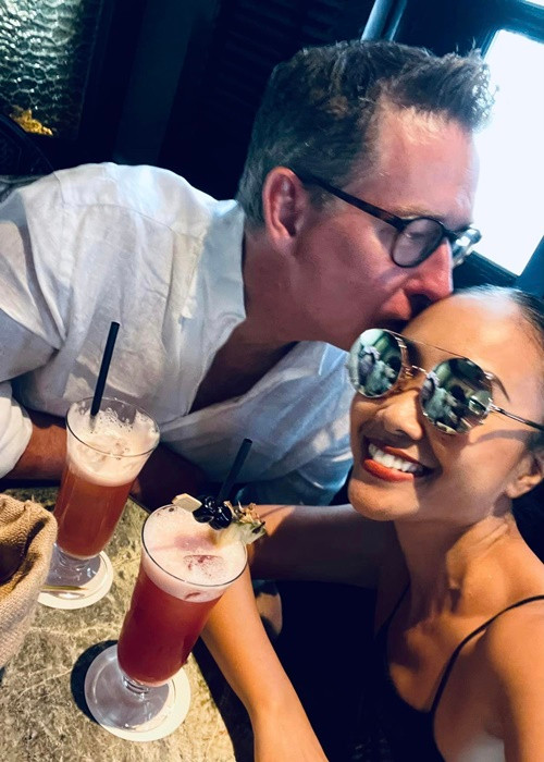 Nếu như doanh nhân Johan cố gắng học tiếng Việt và tìm hiểu văn hóa Việt, Đoan Trang học thuộc những thói quen sinh hoạt của nhà chồng khi sang thăm bố mẹ chồng. Ảnh: FBNV