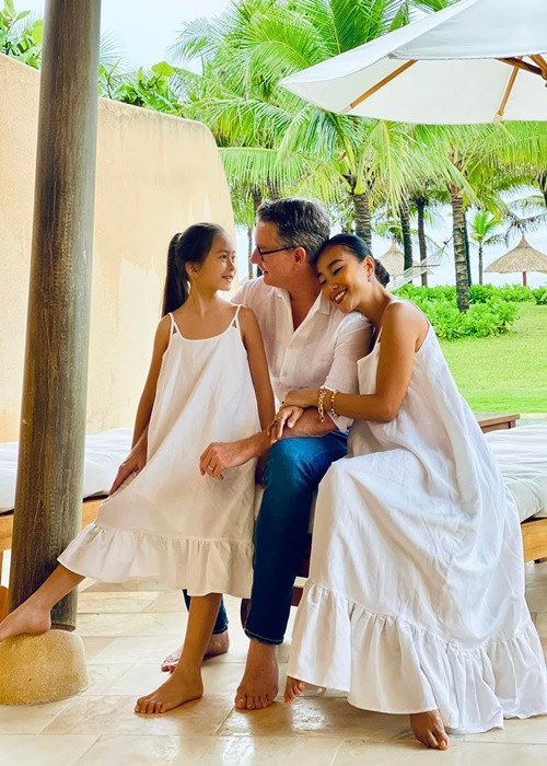 Đoan Trang chia sẻ bí quyết giữ "lửa" hôn nhân là luôn học cách để hòa hợp hai nền văn hóa trong một mái nhà. Ảnh: FBNV