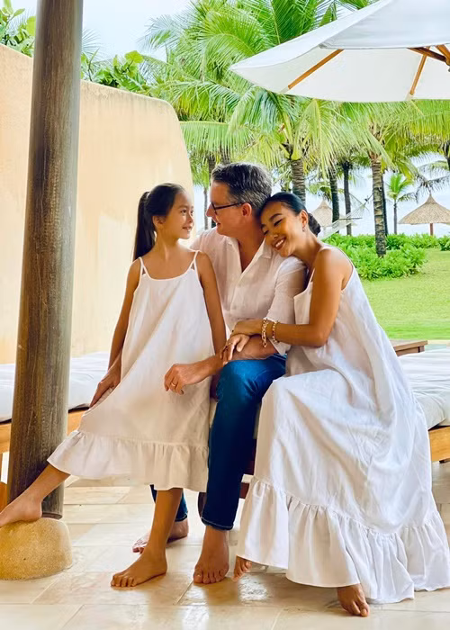 Đoan Trang chia sẻ bí quyết giữ "lửa" hôn nhân là luôn học cách để hòa hợp hai nền văn hóa trong một mái nhà. Ảnh: FBNV